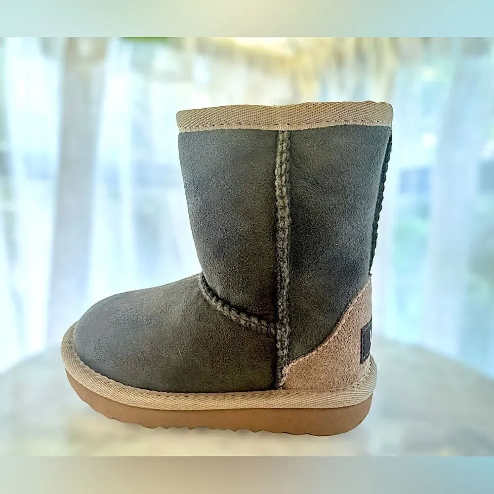 UGG Toddler Kids Classic Short II Boots Size 7